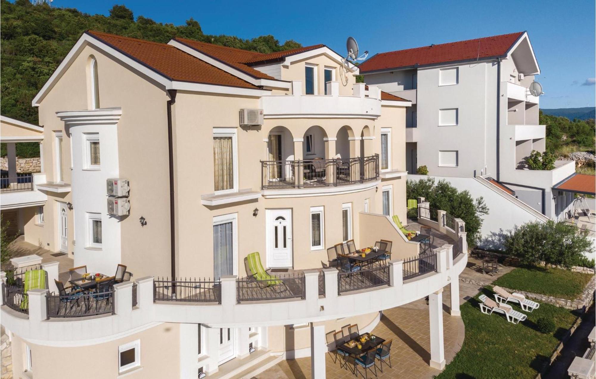 1 Bedroom Amazing Apartment In Komarna Клек Экстерьер фото