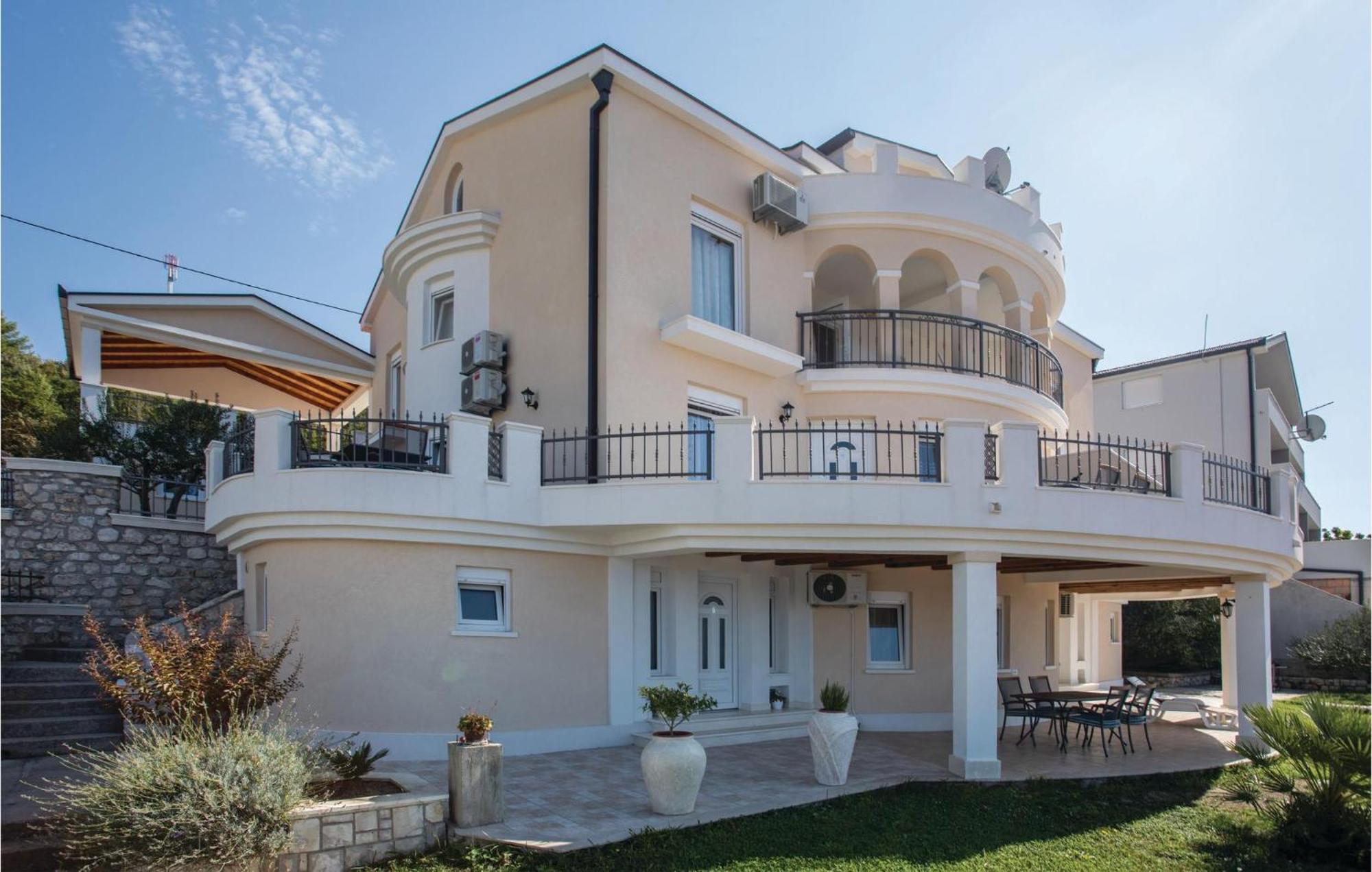 1 Bedroom Amazing Apartment In Komarna Клек Экстерьер фото