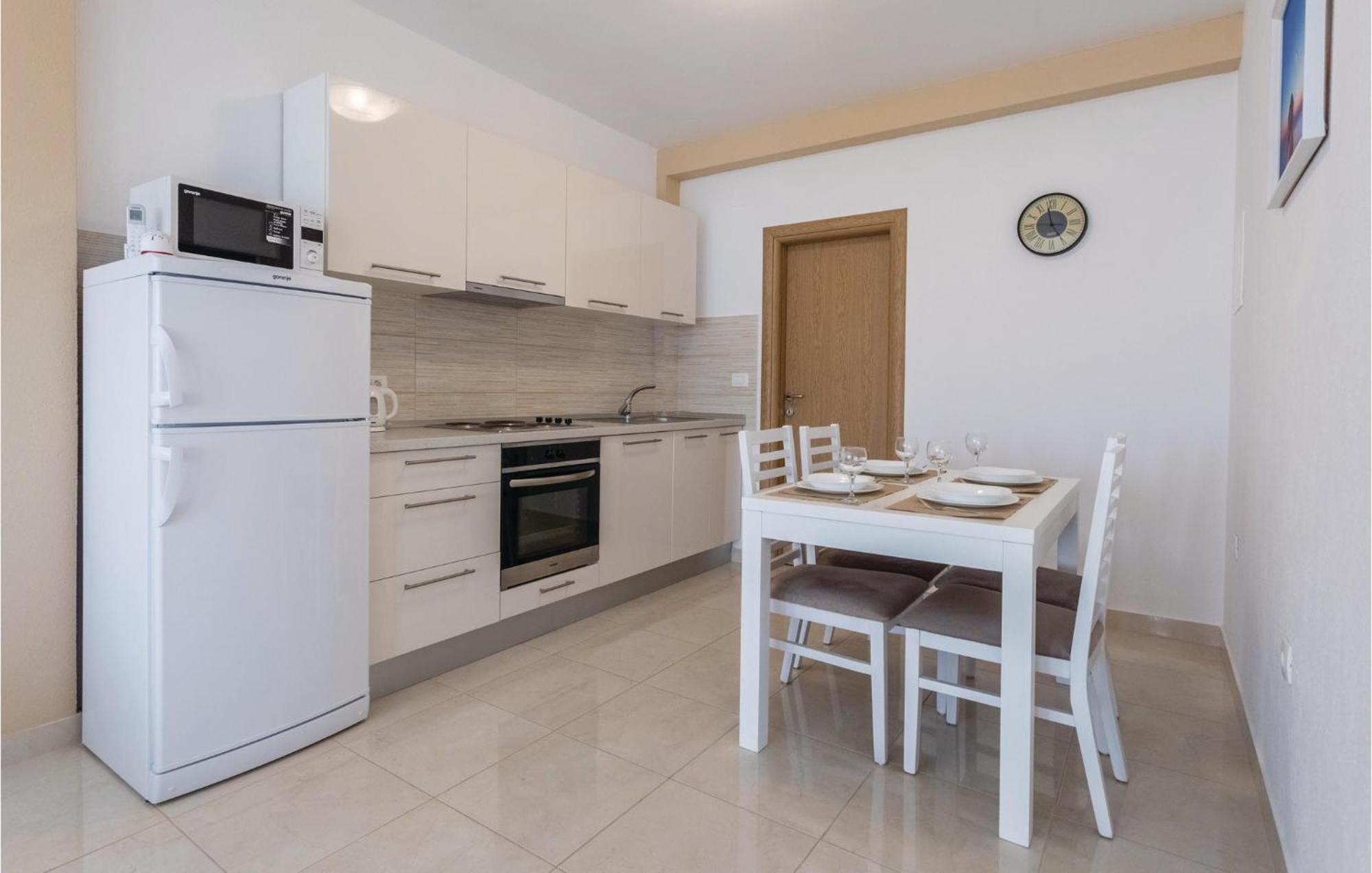 1 Bedroom Amazing Apartment In Komarna Клек Экстерьер фото
